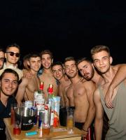 Yasu beach bar: Η νύχτα έγινε... μέρα με το δίδυμο φωτιά Junior Pappa & Antonio