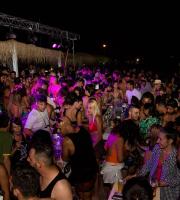 Yasu beach bar: Η νύχτα έγινε... μέρα με το δίδυμο φωτιά Junior Pappa & Antonio