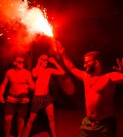 Yasu beach bar: Η νύχτα έγινε... μέρα με το δίδυμο φωτιά Junior Pappa & Antonio