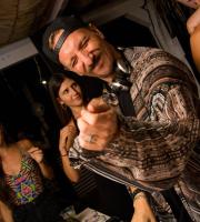 Yasu beach bar: Η νύχτα έγινε... μέρα με το δίδυμο φωτιά Junior Pappa & Antonio