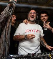 Yasu beach bar: Η νύχτα έγινε... μέρα με το δίδυμο φωτιά Junior Pappa & Antonio