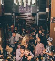 Χρώμα, κέφι και πολύ χορός στο μασκέ πάρτυ του SoHo