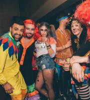 Χρώμα, κέφι και πολύ χορός στο μασκέ πάρτυ του SoHo