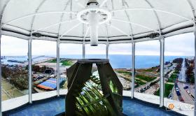 Μέσα από τη τεράστια λάμπα του φάρου της Αλεξανδρούπολης