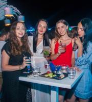 Yacht Club: Η απόλυτη rooftop διασκέδαση!