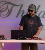 Cayetano, χορός, ανεβασμένη διάθεση και... Θέα θάλασσα!