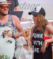 Cayetano, χορός, ανεβασμένη διάθεση και... Θέα θάλασσα!