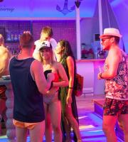 Cayetano, χορός, ανεβασμένη διάθεση και... Θέα θάλασσα!