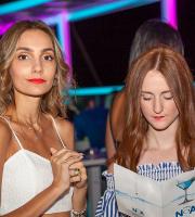 Σαββατόβραδο στην πιο "in" ταράτσα της πόλης με άκρως καλοκαιρινή διάθεση!