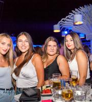 Σαββατόβραδο στην πιο "in" ταράτσα της πόλης με άκρως καλοκαιρινή διάθεση!