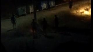 Έβαλε φωτιά  δίπλα σε παιδική χαρά ρίχνοντας βεγγαλικά (video)