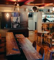 Στον κάτω όροφο, έχει καφέ - bar. "Η Ταράτσα".