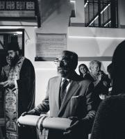 Ο Δήμαρχος καθώς παραδίδει αντίγραφο του πάπυρου