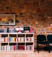 Σε έναν από τους διαδρόμους της Δημοτικής Βιβλιοθήκης Αλεξανδρούπολης