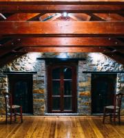 Ψηλά, στη σοφίτα.