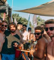 Τριανταφύλλου και Εchonomist στο super καλοκαιρινό πάρτυ του YaSu, στην Αγία Παρασκευή