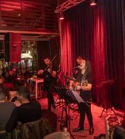 H Billie Isak τα "έσπασε" στη σκηνή του SoHo Absolutely Fabulous!