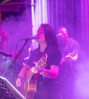 H Billie Isak τα "έσπασε" στη σκηνή του SoHo Absolutely Fabulous!