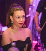 H Billie Isak τα "έσπασε" στη σκηνή του SoHo Absolutely Fabulous!