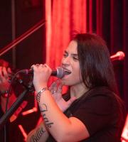 H Billie Isak τα "έσπασε" στη σκηνή του SoHo Absolutely Fabulous!