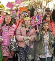 H μαθητική καρναβαλική παρέλαση της Αλεξανδρούπολης μέσα από φωτος