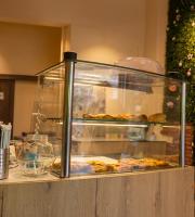 Ένα μικρό, σύγχρονο καφέ που ξέρει ακριβώς τι χρειάζεται το πρωινό της πόλης.