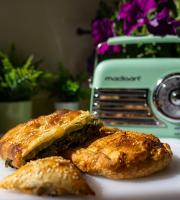 Ένα μικρό, σύγχρονο καφέ που ξέρει ακριβώς τι χρειάζεται το πρωινό της πόλης.