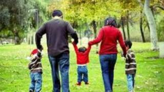 Aνά τρίμηνο θα χορηγούνται στο εξής τα οικογενειακά επιδόματα.