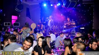 Το κέφι στα ύψη στο opening για τις Mousses live clubbing.