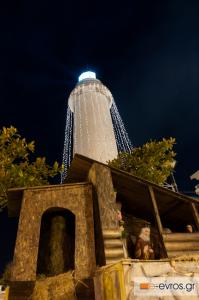 Ντύθηκε στα γιορτινά ο Φάρος της πόλης.