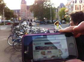 την κεντρική πλατεία του Amsterdam έφτασε η χάρη μας. Ο Ανδρέας βρίσκεται εκεί για διακοπές και φυσικά δεν παραλείπει να ενημερωθεί από το e-evros.gr.