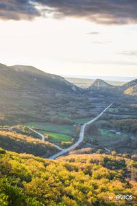 Ο Άβαντας ανάμεσα στα βράχια και στο βάθος το Θρακικό Πέλαγος