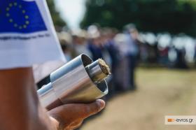 Περιμένοντας με δέος την ολυμπιακή φλόγα στην Αρχαία Ζώνη.