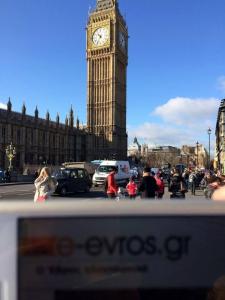 Σήμερα θα πάρουμε τον... "αέρα" μας από το Λονδίνο μιας και η φίλη Μαρία δεν μας ξέχασε ούτε στιγμή! Μπροστά στο "Big Ben" λοιπόν, ενημερώθηκε από την αγαπημένη της πύλη.