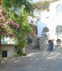 Γραφικότατη η Χώρα.