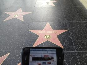 Στην "'Hollywood Walk of Fame" του Los Angeles έφτασε η ... φήμη μας χάρη σε δύο φίλους του e-evros.gr που βρέθηκαν στην "Hollywood Boulevard" πάνω από το αστέρι του Eddie Murphy.