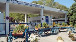 Προετοιμάζεται το δημοτικό camping για να υποδεχτεί τουρίστες.