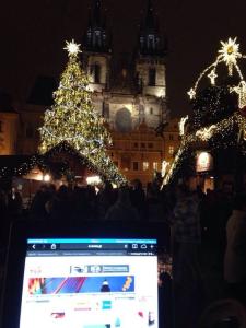 Τρεις... τρελιάρηδες από την Αλεξανδρούπολη βρέθηκαν τις τελευταίες μέρες στην Πράγα, πρωτεύουσα της Τσεχίας! Με φόντο την εκκλησία της Παναγίας του Τυν.