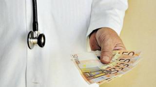 Για φακελάκι συνελήφθη νοσοκομειακός γιατρός.