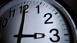 Ξημερώματα Κυριακής γυρνάμε τα ρολόγια μια ώρα πίσω.