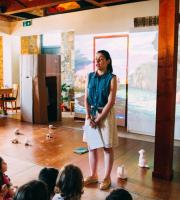 Φωτορεπορτάζ από την παράσταση «Η Αλίκη στη χώρα των θαυμάτων» στη βιβλιοθήκης της Αλεξανδρούπολης