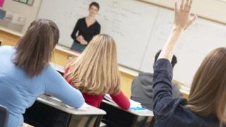 Προσλήψεις 12.000 αναπληρωτών για την κάλυψη 25.000 κενών θέσεων.