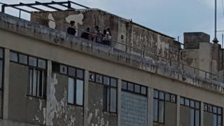 Δημόσιος κίνδυνος το παλιό Νοσοκομείο –  Παιδιά ανεβαίνουν καθημερινά στις ταράτσες 