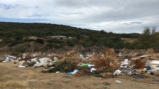 Ένας μικρός σκουπιδότοπος έχει δημιουργηθεί δίπλα στο γήπεδο των Λουτρών (video)