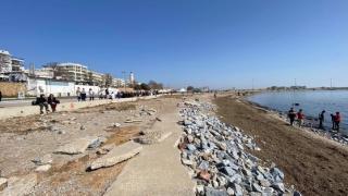 Τι ωραία που θα ήταν αν κάποιος... αρμόδιος καθάριζε την παραλία κάτω από το Φάρο
