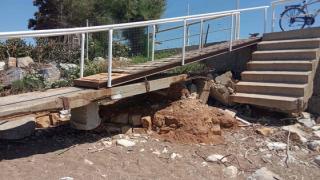Λαϊκή Συσπείρωση: "Πώς ανέχεστε τέτοιο επικίνδυνο χάλι στην παραλία κάτω από την παραλιακή;"