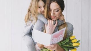 Σήμερα γιορτάζουν οι μανούλες όλου του κόσμου