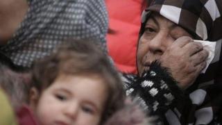 Στην αγκαλιά της μητέρας της η τετράχρονη Τάλα.