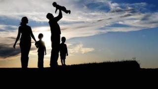 Προνόμια πολύτεκνων επεκτείνονται στους τρίτεκνους για το δημογραφικό πρόβλημα - Τι αφορούν