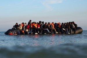 Δεκάδες παράνομοι μετανάστες αποβιβάστηκαν με βάρκα στη Σαμοθράκη και κρύφτηκαν στο βουνό!